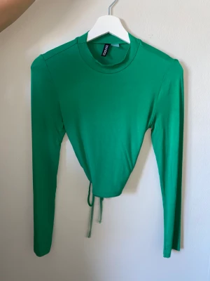 Topp med öppen rygg💚 - Grön topp från hm med öppen rygg och knytning💚 helt ny och aldrig använd  
