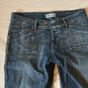 Lågmidjade flared jeans - Lågmidjade flared mörkblå jeans