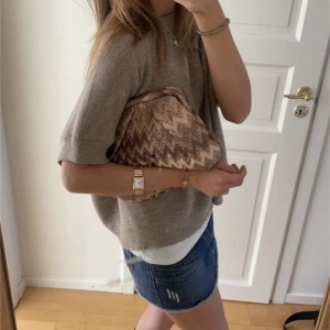 Väska - Så snygg väska ifrån Beck söndergaard, använd 1 gång lappen är kvar. Kan användas som necessär eller väska