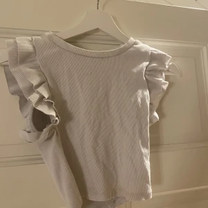 Söt tröja  - Gullig basic topp från zara. Passar tyvärr inte längre. 