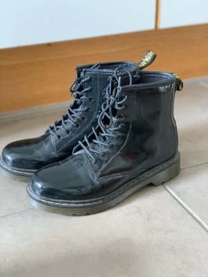 Dr. Martens - dr martens som endast används vid väldigt få tillfällen (max 2-5 gånger). Skorna är i nyskick! 