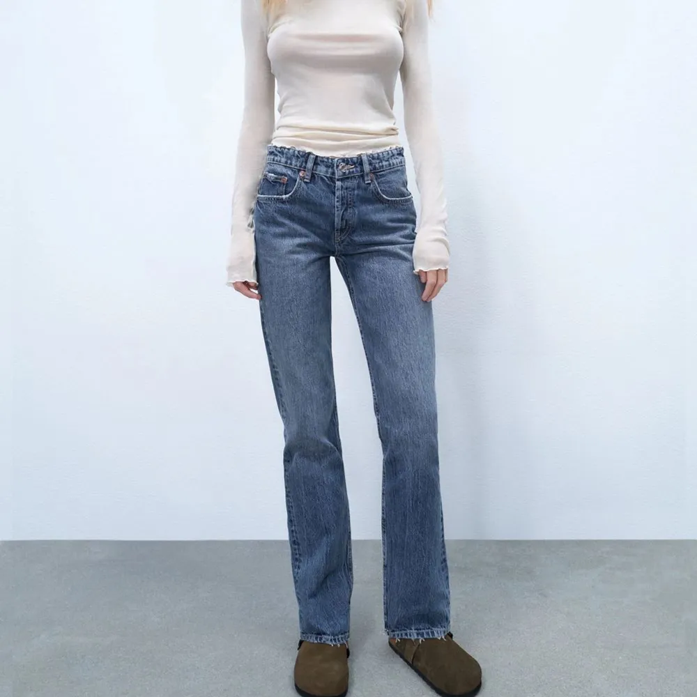 Zara straight mid-Rise jeans i storlek M. Aldrig använda.. Jeans & Byxor.