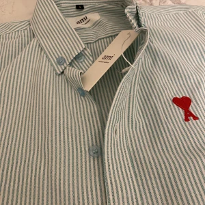 Ami paris - Helt sprillansny skjorta gjord på 100% bomull. Ränderna är en sorts blanding mellan grön och blå men lutar mer åt det gröna hållet. Priset kan diskuteras och är ej hugget i sten. Skriv för fler bilder🤗🤗