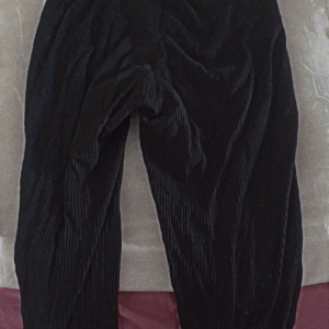 . - en ny  byxor och läng