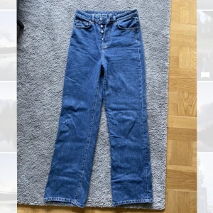 Jeans Bikbok - Använda endast några fåtal gånger därav inga bilder på tyvärr.  Modellen är Regular Wide 580 jeans Storlek: W25 L30