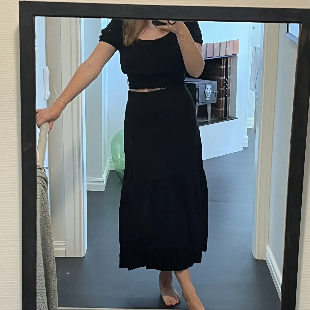 En svart linnekjol från Lindex i storlek 34, sparsamt använd. Jättefin kvalitet och passar jättebra både till dag och kväll💗 kjolen har en volang nere. Kjolar.