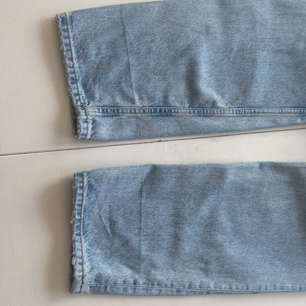 Nu säljer jag mina fina jeans!  Dom har en defekt vid varsitt ben (se sista bilden) det har blivit så då jag har vikt upp byxorna.  Men jag säljer dom för 100kr. Självklart kan ni få fler bilder om ni vill ha det😍. Jeans & Byxor.