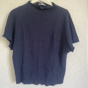 Marinblå tshirt - En populär tshirt från zara, köptes i våras sparsamt använd!💖