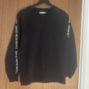 Calvin Klein tröja  - Säljer en Calvin Klein tröja i storlek XS har använts några gånger den är i nyskick och är väldigt bekväm 
