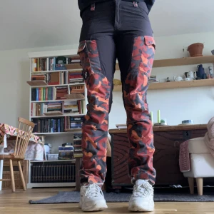 Röda militärbyxor - Köpte second hand men har inte använts så mycket då jag gillar baggy stil mer. Jag är 177 och de är en bra längd för mig! 