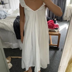 Klänning - Perfekt klänning både till stranden och festliga tillfällen 💕inte använd speciellt mycket och därmed inga defekter !köparen står för frakten!