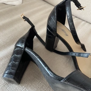 Klackskor - Svarta klackskor, använt fåtal gånger.