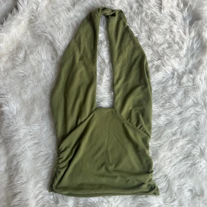 Grön topp - Snygg grön top från bikbok använd typ två gånger sen har den bara legat i garderoben. Perfekt till fest! ( den är i stretch material så den funkar på de flesta)