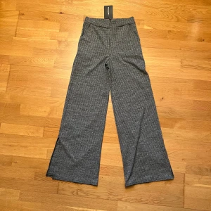 byxor från Prettylittlething - aldrig använda! har slit nertill
