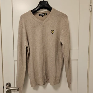 Ljusgrå vringad tröja - Knappt använd bommulströja