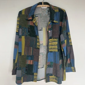 Skjorta - Multifärgad och mönstrad skjorta i mjukt material. Köptes på en vintage butik i Rennes men nyskick trots det. Sitter löst på mig (strl 38) :) 