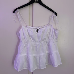 Söt topp - Jättefin vit topp med smala snören över axlarna🤍Aldrig använd, helt ny! Helt klart en favorit❤️‍🔥