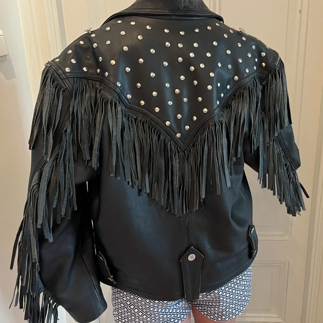 Skinnjacka med fransar och nitar  - 91