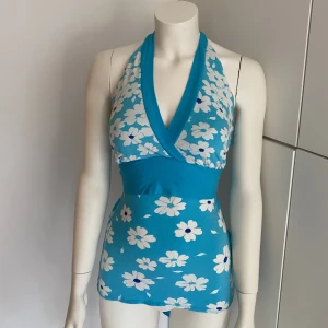 Blå blommig halterneck - Världens sötaste halterneck I storlek S/M 🦋