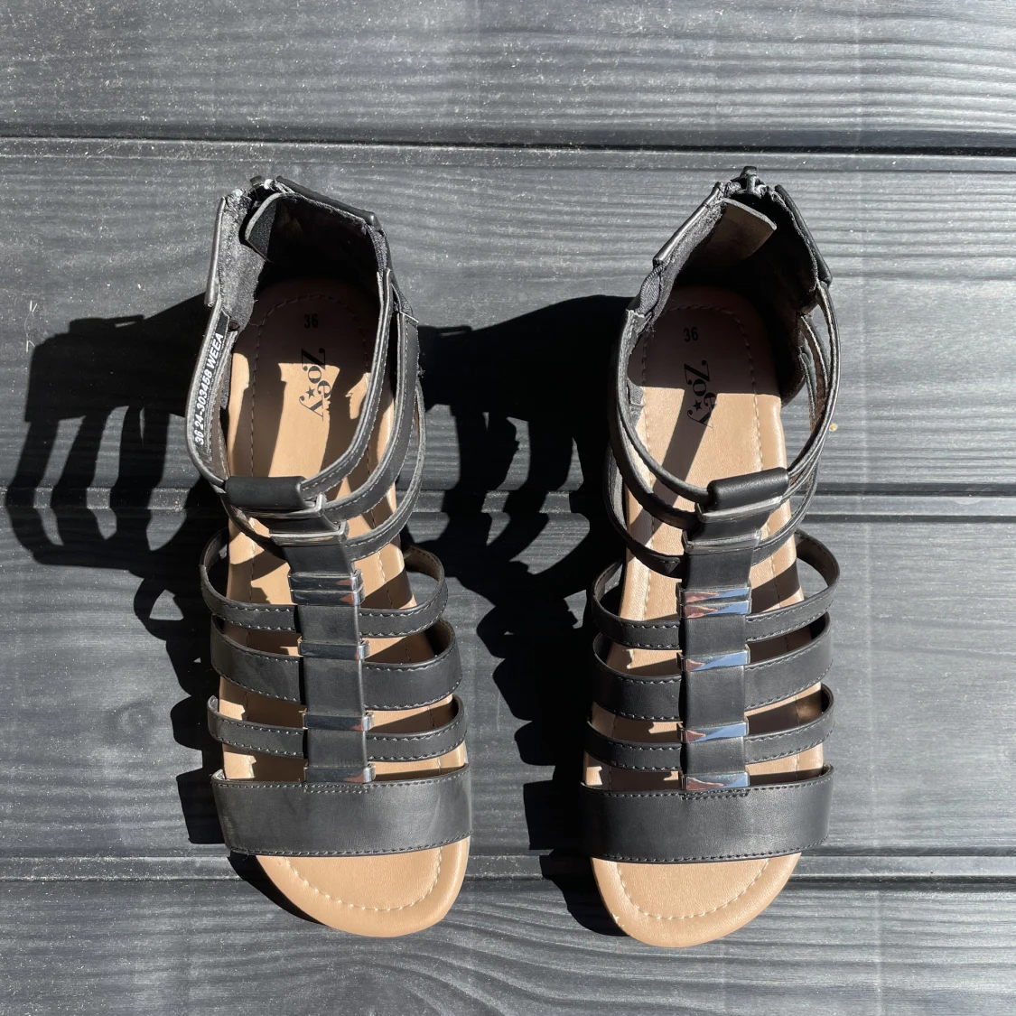 Svarta sandaler - 90