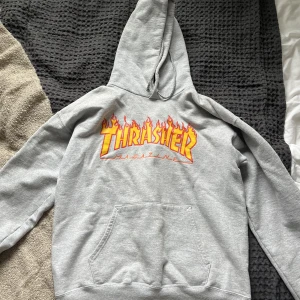 Thrasher Hoodie - Säljer min fina thrasher hoodie då den aldrig kommer till användning, Storlek S och i nyskick då den ej använts, kontakta innan köp mycket viktigt! 