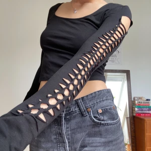 Svart långärmad topp med mönster - Cool svart långärmad topp med mönster på ärmarna i storlek S/XS🪩 Aldrig använd