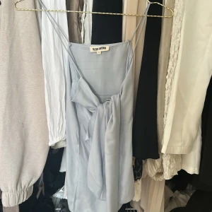 Tie tank blue - Line från Djerf avenue i storlek S🩵 nyskick och kan skicka med paketpåse från djerf avenue