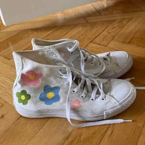 Äkta converse med blommor målade på sidorna! Väldigt bra skick! 