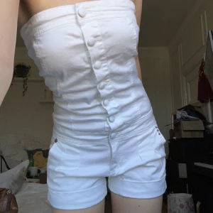 Söt bandeau jumpsuit - En så söt jumpsuit i jättebra skick och passform i strl S. Inga defekter och säljer endast vid bra pris 