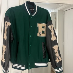 College jacka ”Bone” Aelfric Eden  - Hej! Säljer min alldeles nya college jacka ifrån Aelfric Eden! Har använt jackan endast en gång och jackan är som ny! Köpte jackan på Aelfric Edens egna hemsida för nypris 700kr! Jackan är as ball så det är synd att jag tvingas sälja den :(