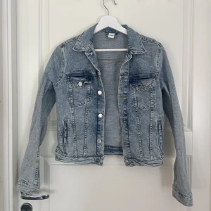 Jeansjacka - Basic jeansjacka som passar till allt! Säljer då jag har flera 🩷