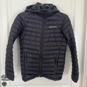 Dunjacka - Säljer denna populära peak jackan! Sparsamt använd och i superbra skick. Strl 160 men skulle säga att den motsvarar strl S. Priset kan diskuteras vid snabb affär 🩷