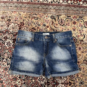 denim shorts! - jättesnygga denim shorts från Forever 21 skick 8/10!