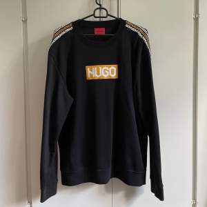 En svart Hugo Boss tröja med tryck, stlk L. Säljs då den är för stor och därmed sällan använd. Bra skick, inga hål osv. 
