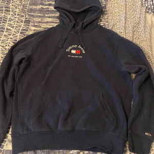 Tommy hilfiger hoodie  - Jättefin Tommy hilfiger hoodie som jag säljer då jag rensar garderoben, använt några gånger men ser helt ny ut, storlek M