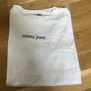 Snygg t-shirt ifrån Tommy Jeans, ej slimmad modell utan åt lite over size i storlek L. Fint skick och knappt använd! Kan skicka mer bilder privat.  350 kr 