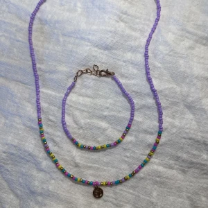 Färgglatt smyckessätt🌟 - Ett set av ett halsband och ett armband. Halsband kostar 60kr och armbandet 20kr men vid köp av båda 70kr!