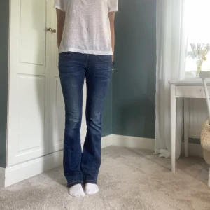 Bootcut jeans - Bootcut jeans som tyvärr har ett litet hål på sidan, men det är inget som syns som man kan se på bild 3🌸jag är 169