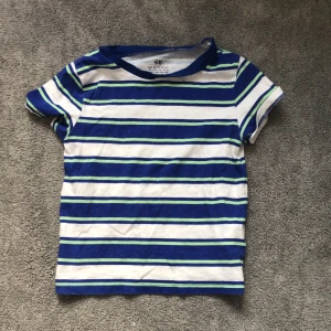 Randig tröja - Den är använd så kan snacka mer om priset men annars så är den fin och har inga hål eller fläckar 