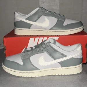 Dunk Low Mica Green - Nike dunk low mica green. Storlek 45, kommer med låda och aldrig använda samt äkta. Skorna är helt nya och i väldigt bra skick. Priset är 2 099 kr men kan diskuteras.  Helst swish men kontanter fungerar självklart.  Skorna kan fraktas utan bekostnad.