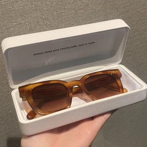 Chimi solglasögon - Säljer mina fina chimi glasögon i modellen 004, färgen havana 💛inga repor och plasten på duken är fortfarande kvar. Nypris 1250, mitt pris 700. 