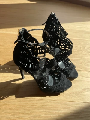 Klackskor - Klackskor i nyskick, använda en gång. 10cm klack. Väldigt festliga skor, bekväma. 