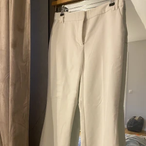 Kostymbyxor - Vita kostymbyxor från Laura clement i storlek 38. Inte använda då de var försmå och kunde ej lämna tillbaka.