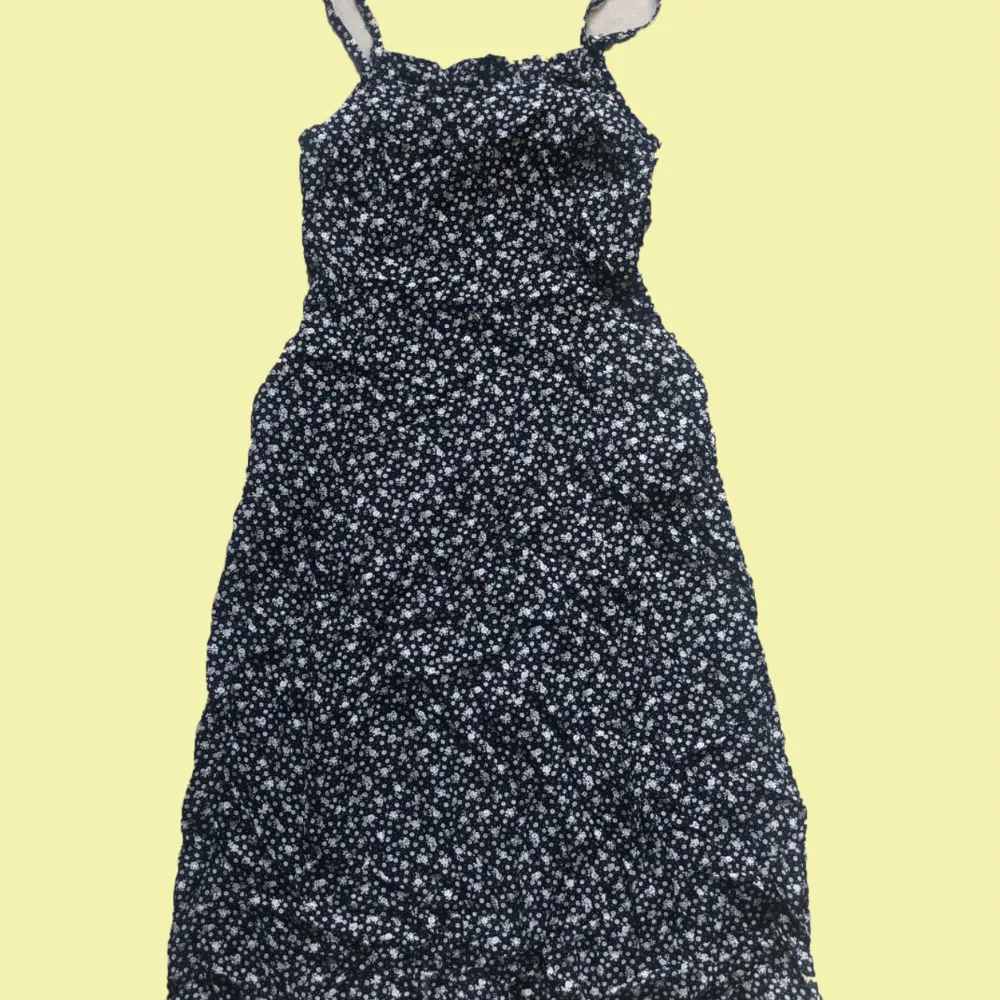 Lång blommig klänning som når ner till vaden. Köpt på Plick (och använd), men är secondhand och skulle gissa från 90-talet.. Klänningar.