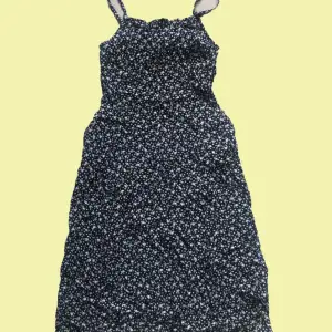 Lång blommig klänning som når ner till vaden. Köpt på Plick (och använd), men är secondhand och skulle gissa från 90-talet.