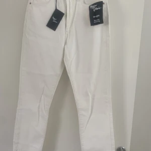 Vita jeans  - Säljer mina vita jeans då de tyvärr inte passade mig. Endast provade och lapparna sitter kvar. Nypris 599kr