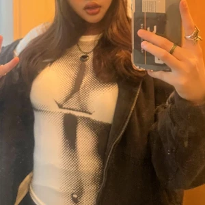 Long sleeve graphic top - Långarmad graphic topp