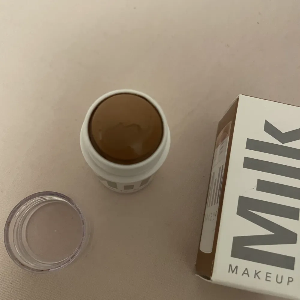 Helt oanvänd bronzer från milk makeup i färgen baked 💕Har endast tagit bort plastskyddet som sitter under locket, därav är ytan inte helt slät! Nypris 279kr, säljer för 160kr + frakt 🥰. Övrigt.