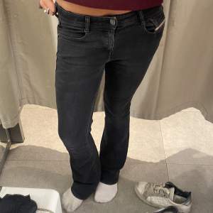 Vill någon byta mina fina nya diesel jeans i modellen bootcut/flare 1969 D-ebbey i storlek 28/30 till en storlek längre 28/32🥰Är öppen för att sälja också för bra pris då jeansen är i bra skick och jag fortfarande gillar de (buda isf) köptes för ca 2000kr