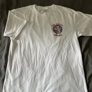 Los Pollos Hermanos tee - Los Pollos Hermanos t-shirt i strlk XL, tts Large. Helt oanvänd 10/10. Tjockt tyg med kvalitativt tryck Bra passform. (Los Pollos Hermanos är en snabbmatsrestaurang som finns med i både Breaking Bad och Better Call Saul)